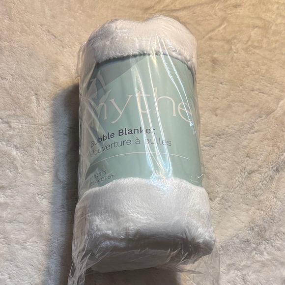 NEW Hythe Bubble Blanket 60” x 50” Luxurious Cream White Throw Super Soft Cozy - Picture 7 of 8
